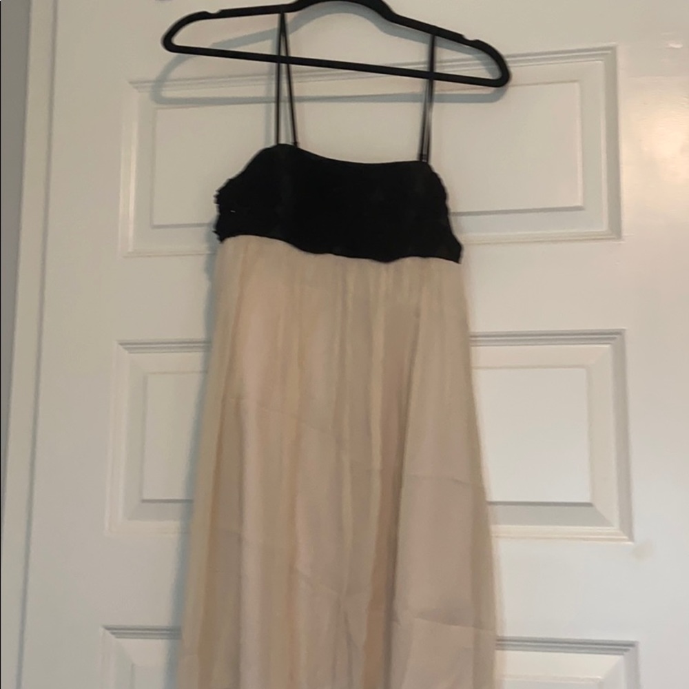 BCBG off white chiffon mini w black floral upper